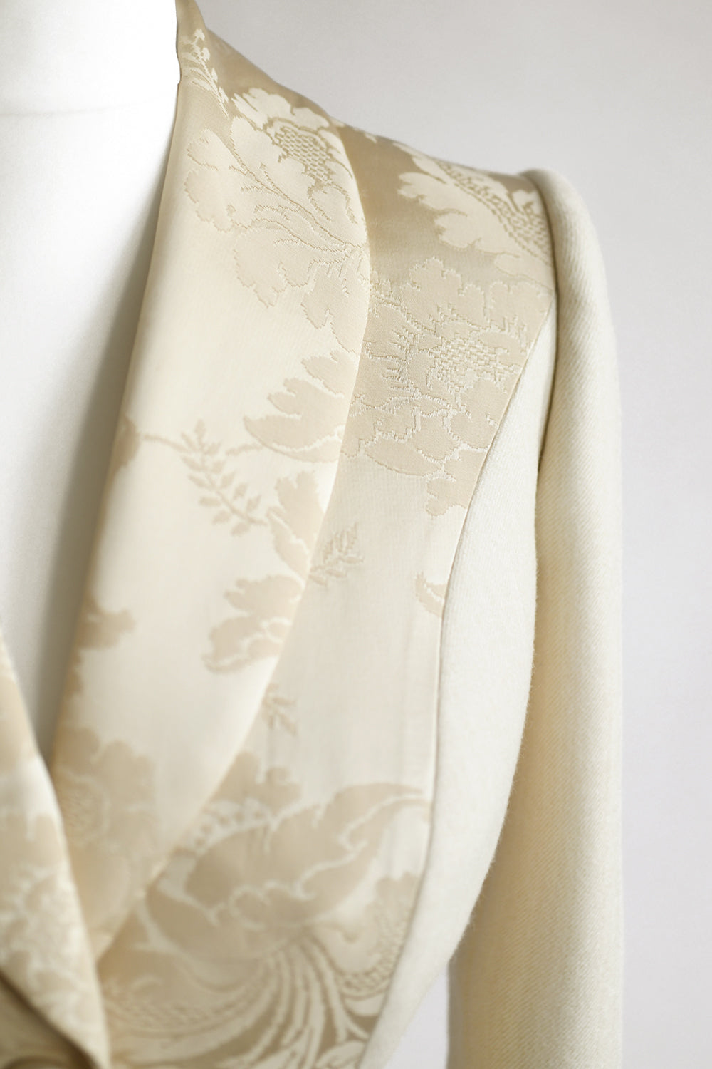 Gainsborough No.1 in Ivory front detail
