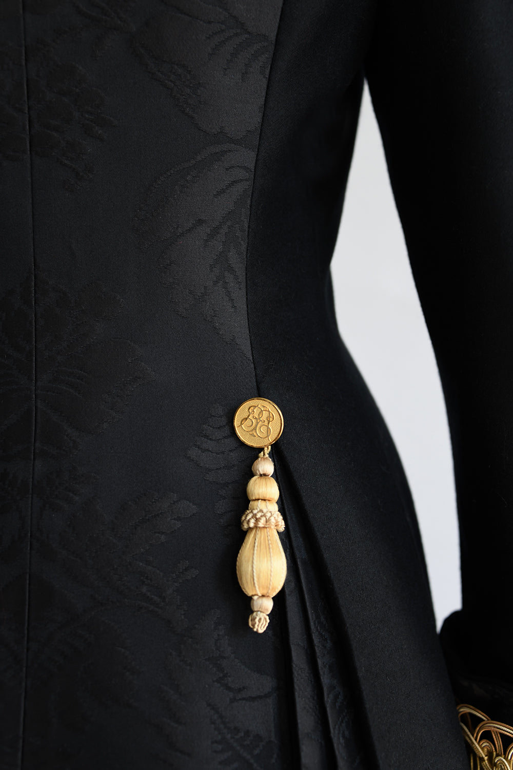 Gainsborough No.2 in Black and Gold back detail